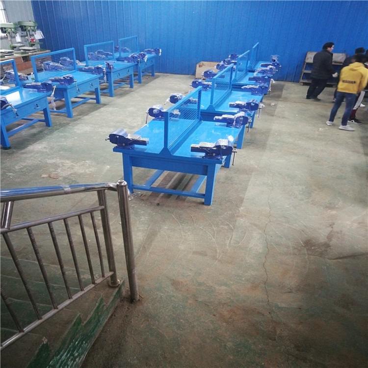 技校钳工台